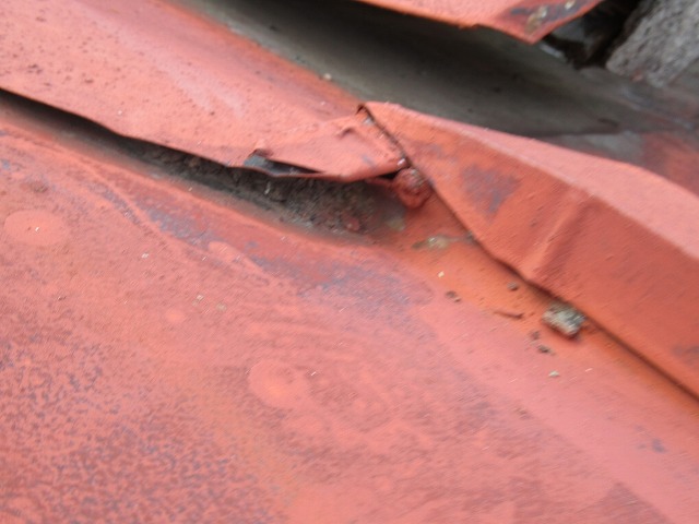 韮崎市　瓦棒屋根　破損