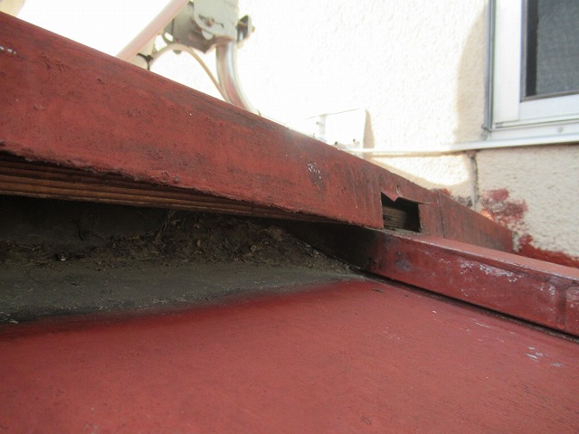 韮崎市　瓦棒屋根　破損