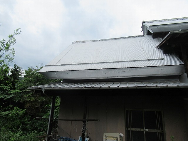 甲州市　トタン屋根