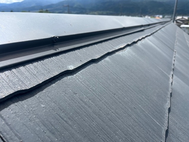 南アルプス市　スレート屋根　棟板金の釘浮き