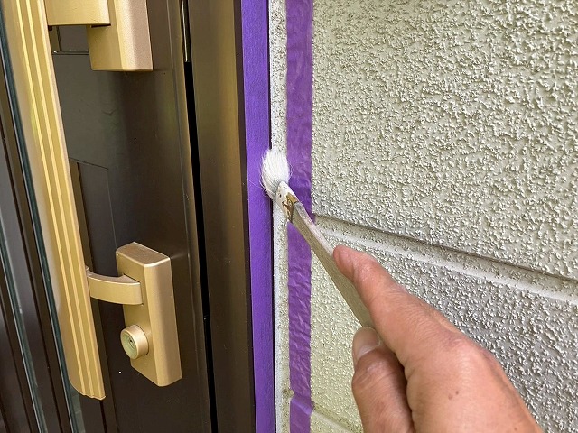 玄関脇のプライマー塗布