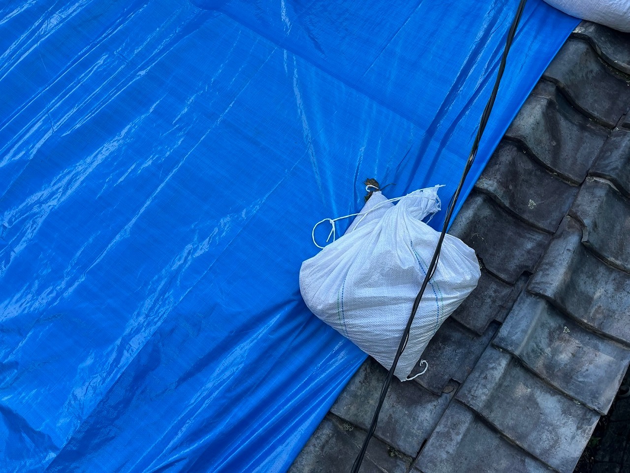 富士河口湖町　雨漏れ応急処置の様子