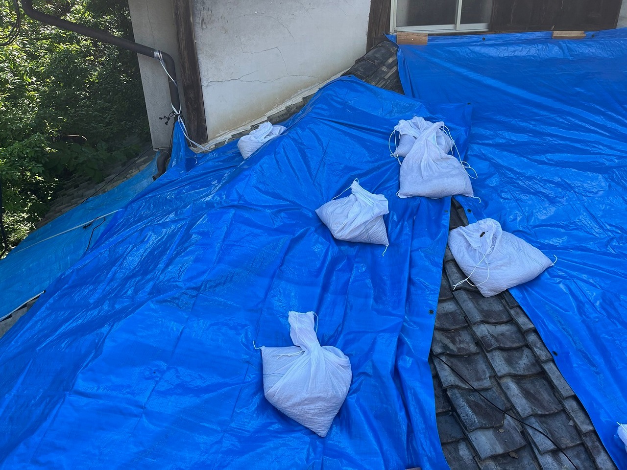 富士河口湖町　雨漏れ　ブルーシート設置