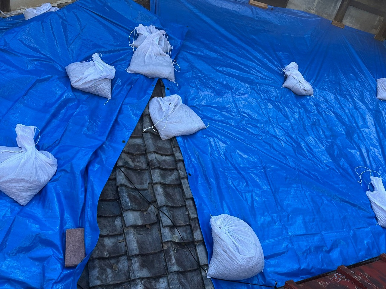 富士河口湖町　雨漏れ　ブルーシート