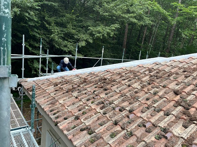 鳴沢村　棟瓦積み直し