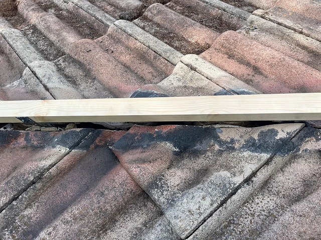 鳴沢村　棟瓦積み直し