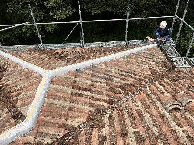 鳴沢村　棟瓦積み直し