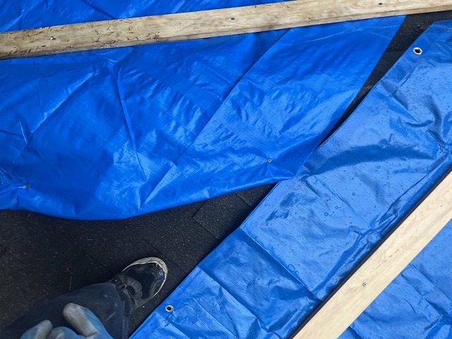 山中湖村　雨漏り　応急処置　アスファルトシングル　屋根　穴