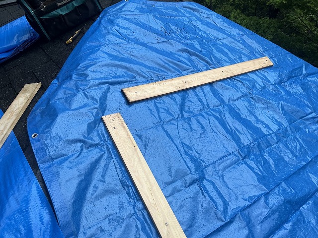 山中湖村　雨漏り　応急処置　アスファルトシングル　屋根　穴