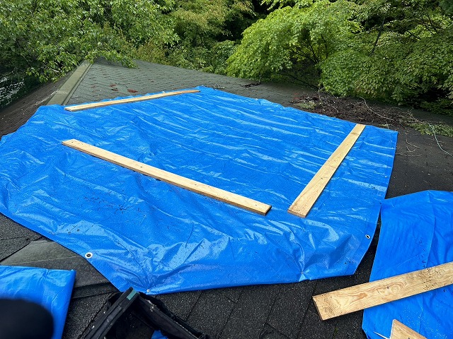 山中湖村　雨漏り　応急処置　アスファルトシングル　屋根　穴
