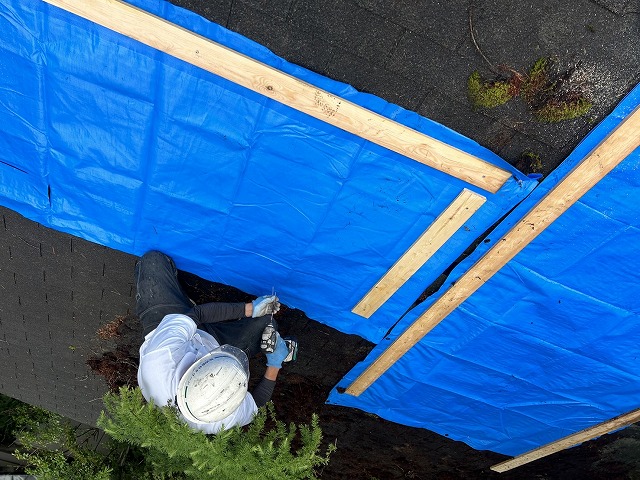 山中湖村　雨漏り　応急処置　アスファルトシングル　屋根　穴