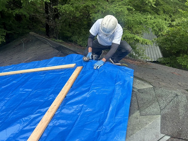 山中湖村　雨漏り　応急処置　アスファルトシングル　屋根　穴