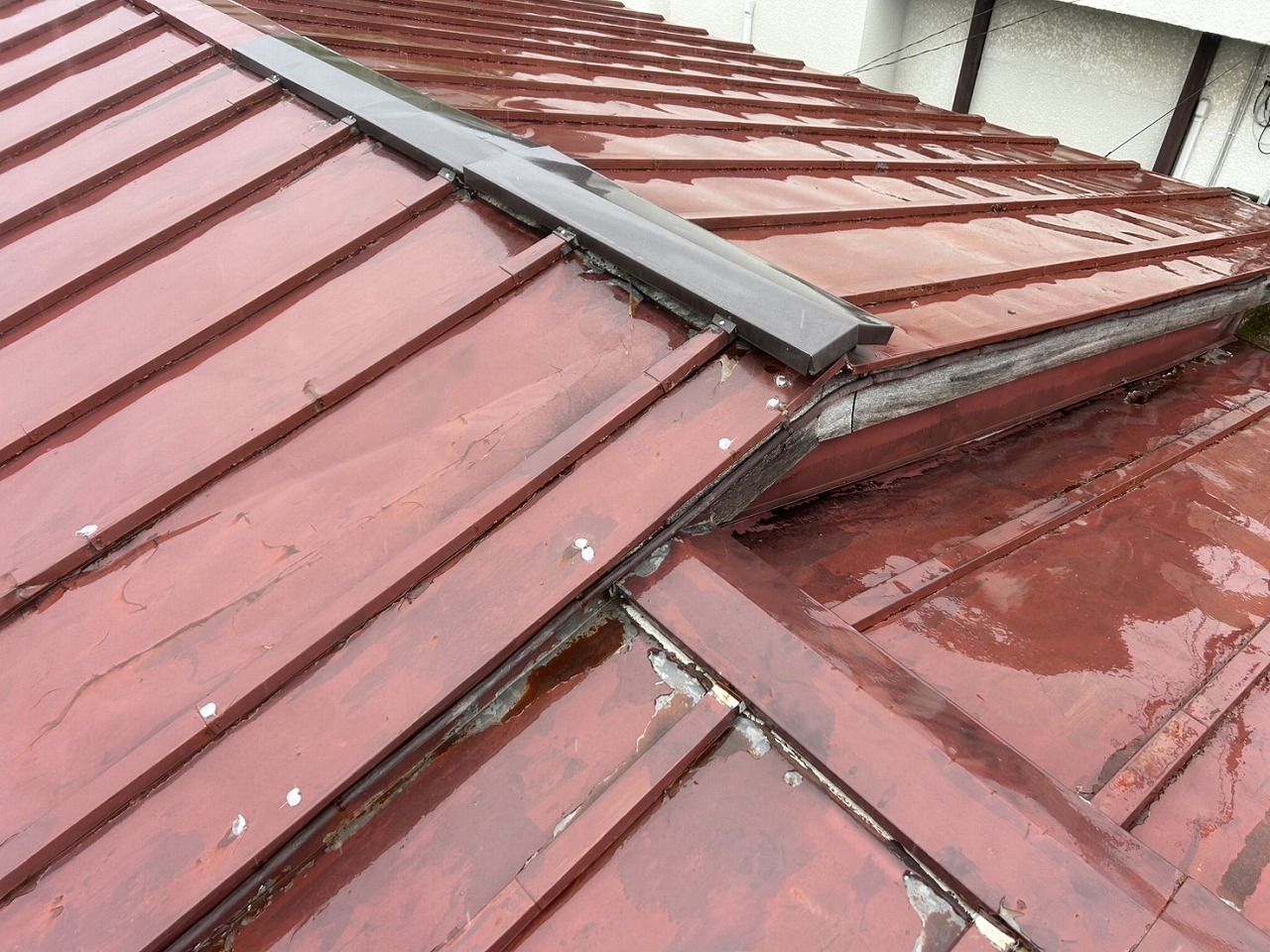 甲府市　雨漏れ　屋根カバー工事