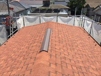 大棟には換気機構のある換気棟役物を取り付けたアスファルトシングル屋根