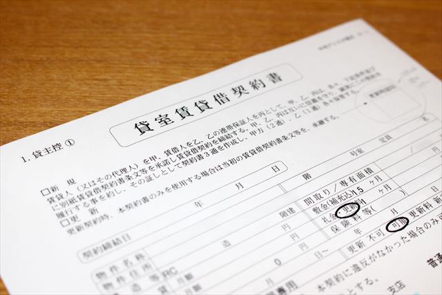 阪急石橋駅前ビル屋上のプレハブの賃貸契約の条件は居住目的と賃貸借契約書に明記されていて、営業目的での使用は原則として許されない特例であったため、営業補償は求めることが出来なかった