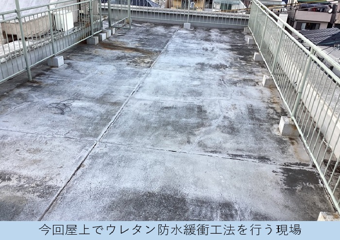 雨漏りしている3階建て屋上防水の様子