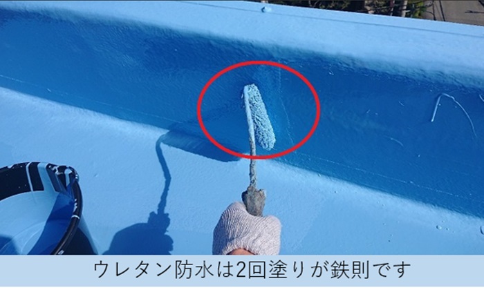 屋上のウレタン防水工事で中塗りしている様子