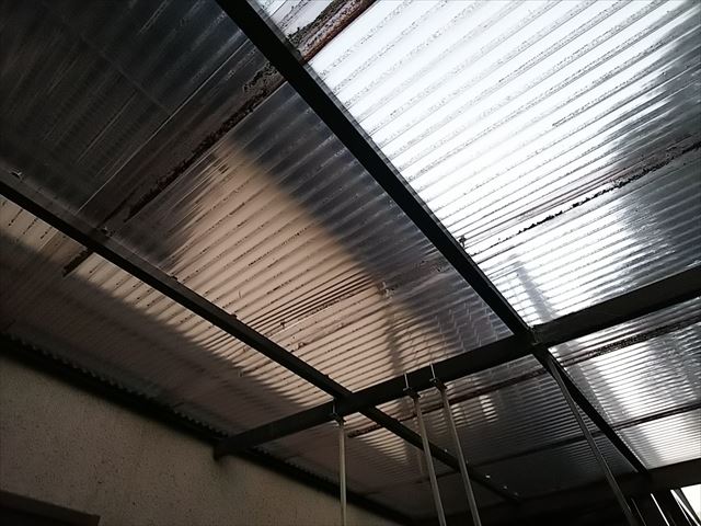 紫外線劣化で変形した波板