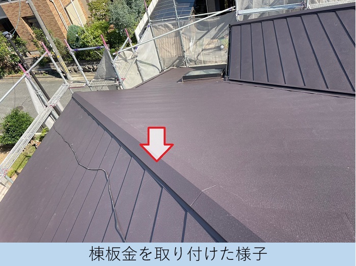 屋根カバー工事で棟板金を取り付けている費用