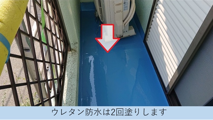 雨漏りを止めるためのウレタン防水工事で中塗りしている様子