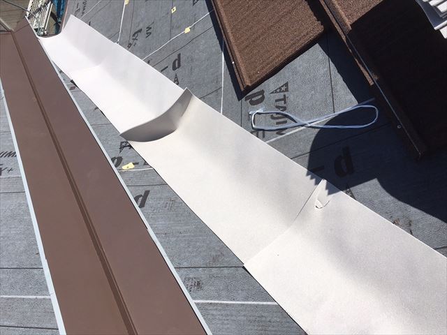 谷樋（谷板金）と断熱材