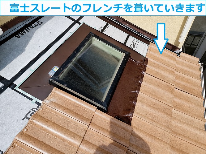 伊丹市で下屋根の洋瓦をフレンチに葺き替えて雨漏りを解決する現場で屋根材撤去