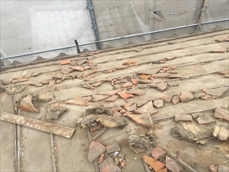 葺き土、瓦破片の除去