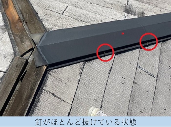 3階建てのスレート屋根の棟板金は釘が抜けている様子