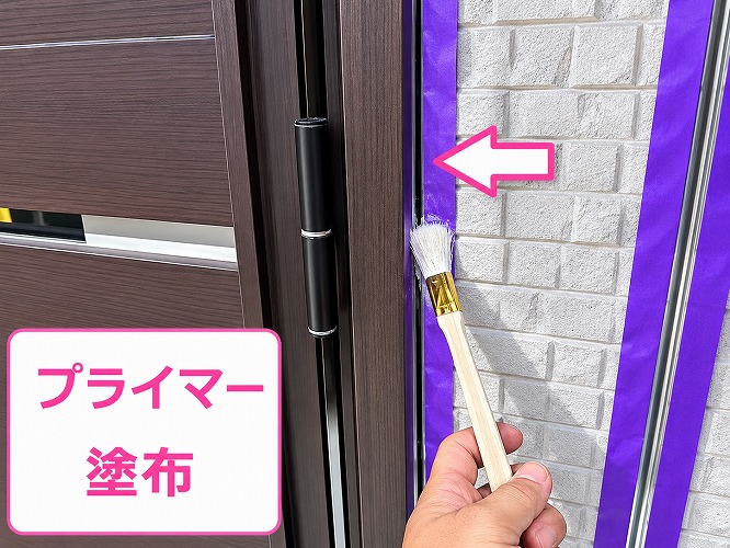 西宮市で外壁窯業サイディングの目地建具廻りのシール打ち替えを行う現場でプライマー塗布