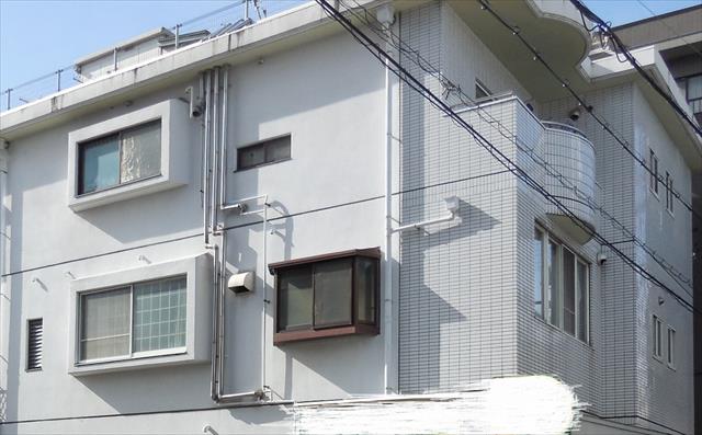 鉄筋コンクリートビル外壁のクラックとサッシ周囲のコーキング劣化から雨漏りが始まった。