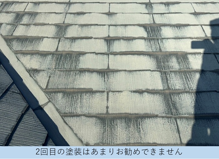 加西市のスレート屋根は色あせている様子