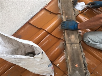 棟瓦下の棟木と葺き土