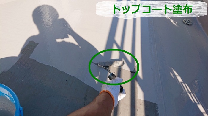 ベランダ床にトップコート塗布