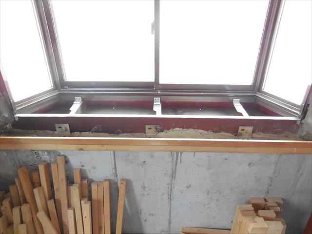 鉄筋コンクリートビルで雨漏りが始まったが、内装リフォーム工事中だったので、雨染みを簡単に見つけることが出来た。