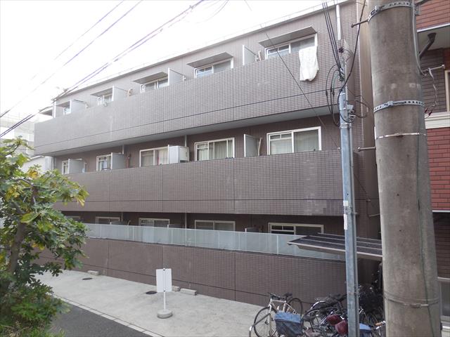 ４５二丁のモザイクタイルで仕上げられた賃貸マンションの外観を観察するとベランダ、バルコニーが建物本体から張り出していて、地震の時の振幅が建物とバルコニーでは異なることが解かる。