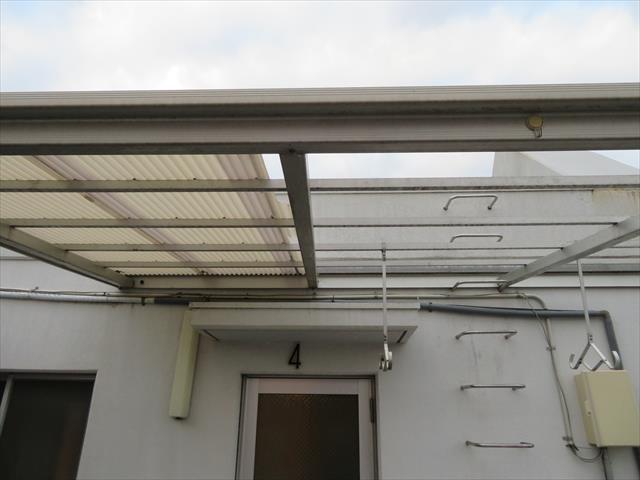 激しい強風が吹くことで屋上テラス屋根の波板の３分の２が割損した。