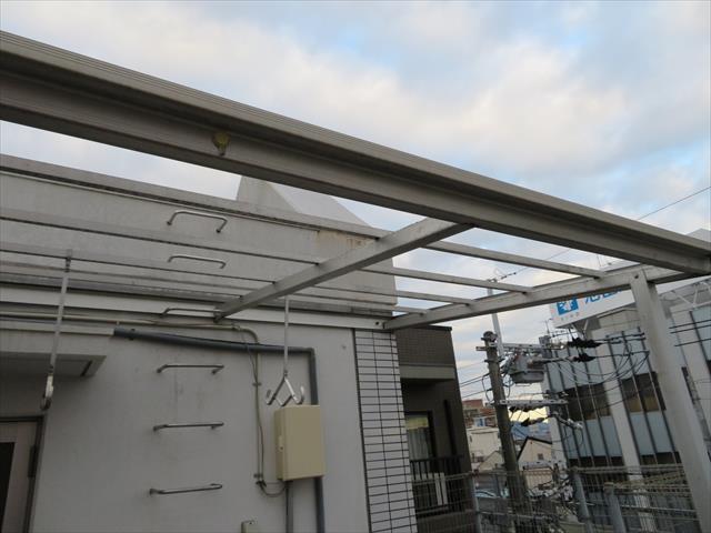 屋上テラス屋根の波板は台風２１号で吹き飛ばされてしまった。