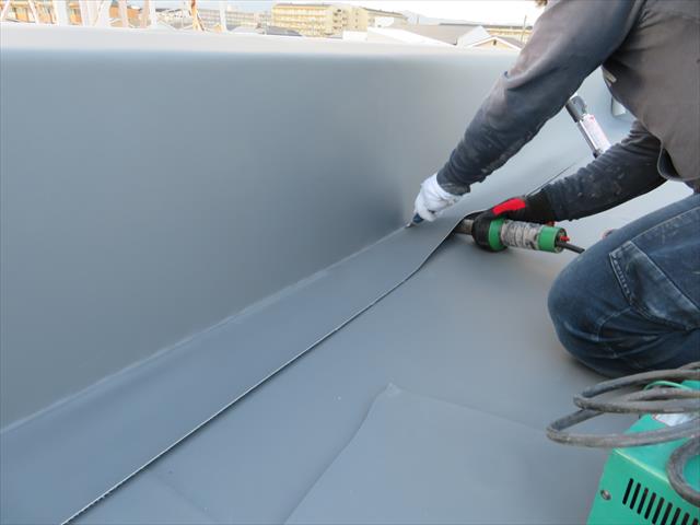 塩ビシート防水層は、部分補修（パッチ工法）や、継ぎ足し延長、更なる張り重ねが柔軟にできる最強の防水工法