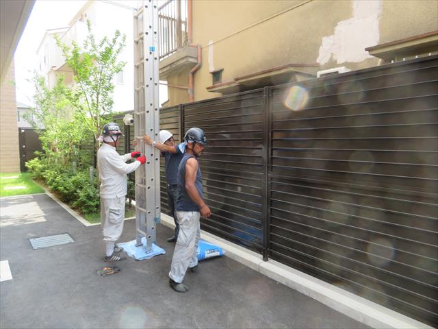 ケラバ側から梯子で屋根に昇のは危険なので複数人で協力する