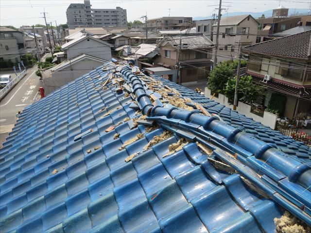 大阪北部地震は施釉瓦屋根の大棟を無残にも崩壊させた