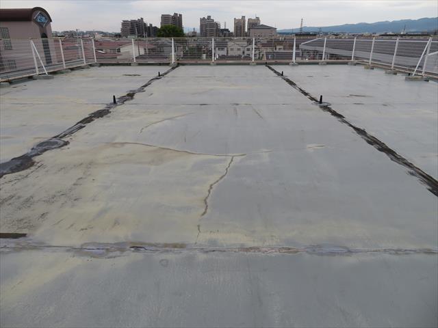 コンクリートのような表面が見えてなく、その表面が一定に広がっている状態は、ウレタン防水工法