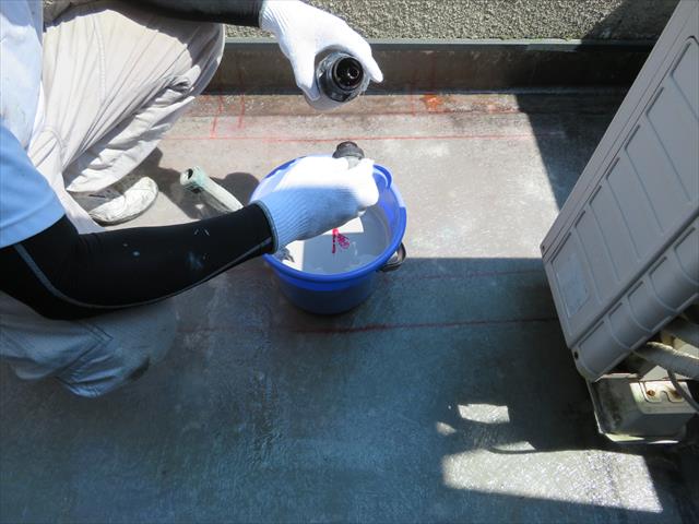 ＦＲＰ樹脂は硬化剤が添加された瞬間から化学反応を開始しますので、すばやく一気に樹脂を塗布します