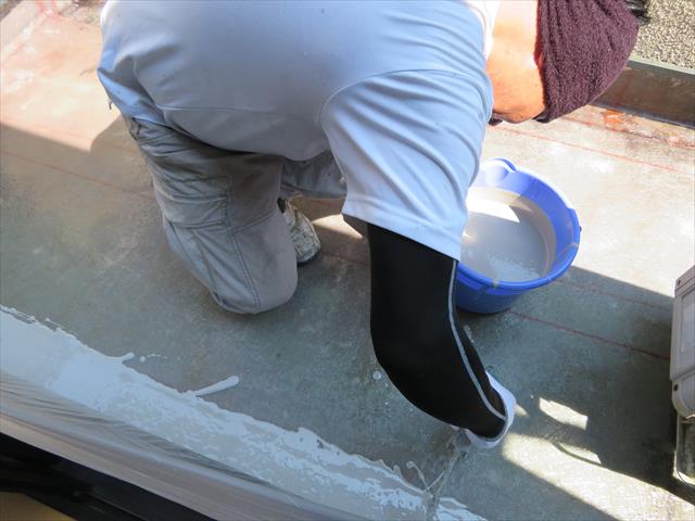 ＦＲＰ防水の中塗り樹脂も立ち上がり部分を優先して進めます