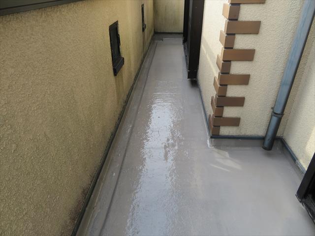 雨後にＦＲＰ樹脂中塗りを確認すると硬化して乾燥していた