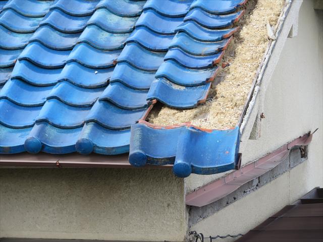 茨木市では地震の被害を受けた屋根瓦が、今にも軒先から落ちそうになっている屋根が多く見られます。