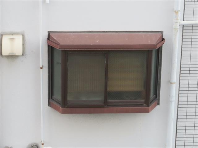 鉄筋コンクリートビルの出窓周囲のコーキング劣化で雨漏りが始まった。