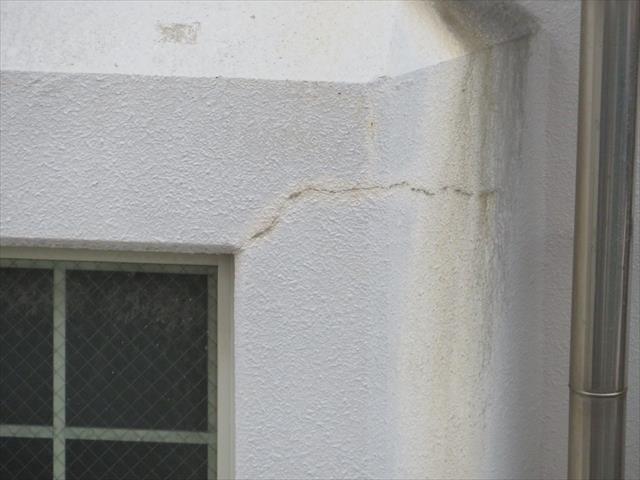 鉄筋コンクリートの外壁に生じた窓枠際のクラックから雨水が入っている事が判った。