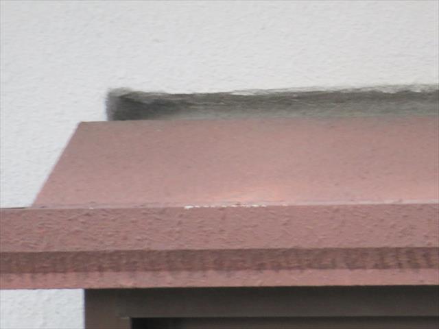 鉄筋コンクリートビルの出窓周囲のコーキング劣化で雨漏りが始まった。