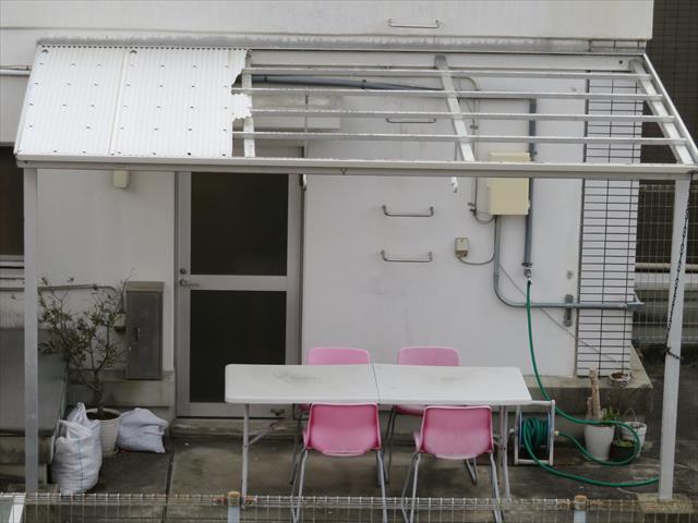 台風２１号は猛烈な風が吹き荒れました。 １０年以上前に設置したテラス屋根の波板はほとんど吹き飛ばされました。