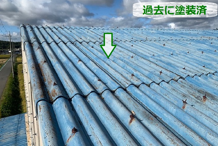 塗装済の倉庫のスレート屋根